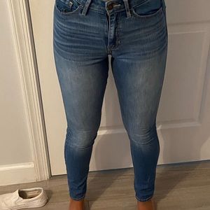 HOLLISTER HIGHRISE JEANS 00